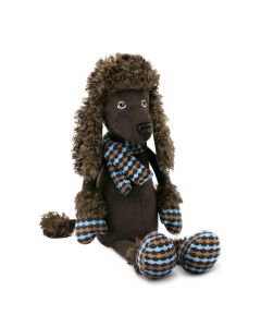 Stofftier Pudel "Artemon" in Braun mit Schlenkerbeinen und Schlenkerarmen tragt einen gemusterten Schal, Fäustlinge und Pfotenschuhe