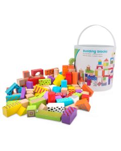 Holzbausteine bunt gemustert aus im Eimer