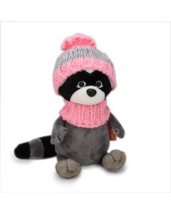 Stofftier Waschbär mit Schal und Strickmütze in Rosa, sitzend