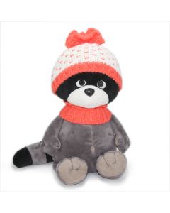 Stofftier Waschbär "Denny" in sitzender Pose mit Mütze und Schal in Orange