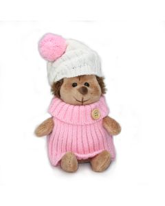 sitzender Stofftier Igel mit Pullover in Rosaund weißer Strickmütze mit rosa Bommel