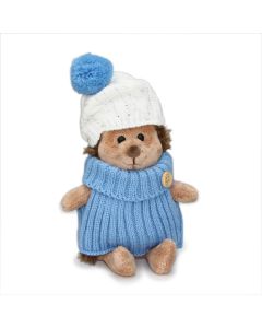 sitzender Stofftier Igel mit Pullover in Blau und weißer Strickmütze mit blauem Bommel