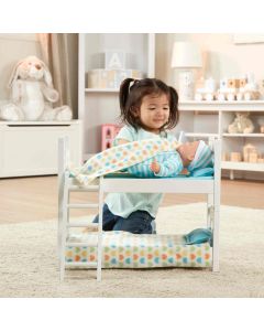 Puppenstockbett aus Holz inkl. Decken, Kissen und Matraze. Die Puppe ist nicht im Lieferumfang enthalten.