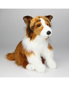 Sitzender Stofftier Hund in Braun-Weiß, der die Hunderasse Langhaar Collie darstellt.
